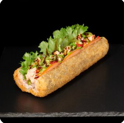 Ролл жареный хот-дог с острым лососем