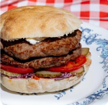 Бургер Плескавица с двойной котлетой в булочке