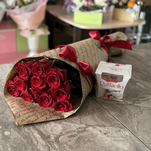Букет из 11 красных голландских роз с коробкой конфет raffaello