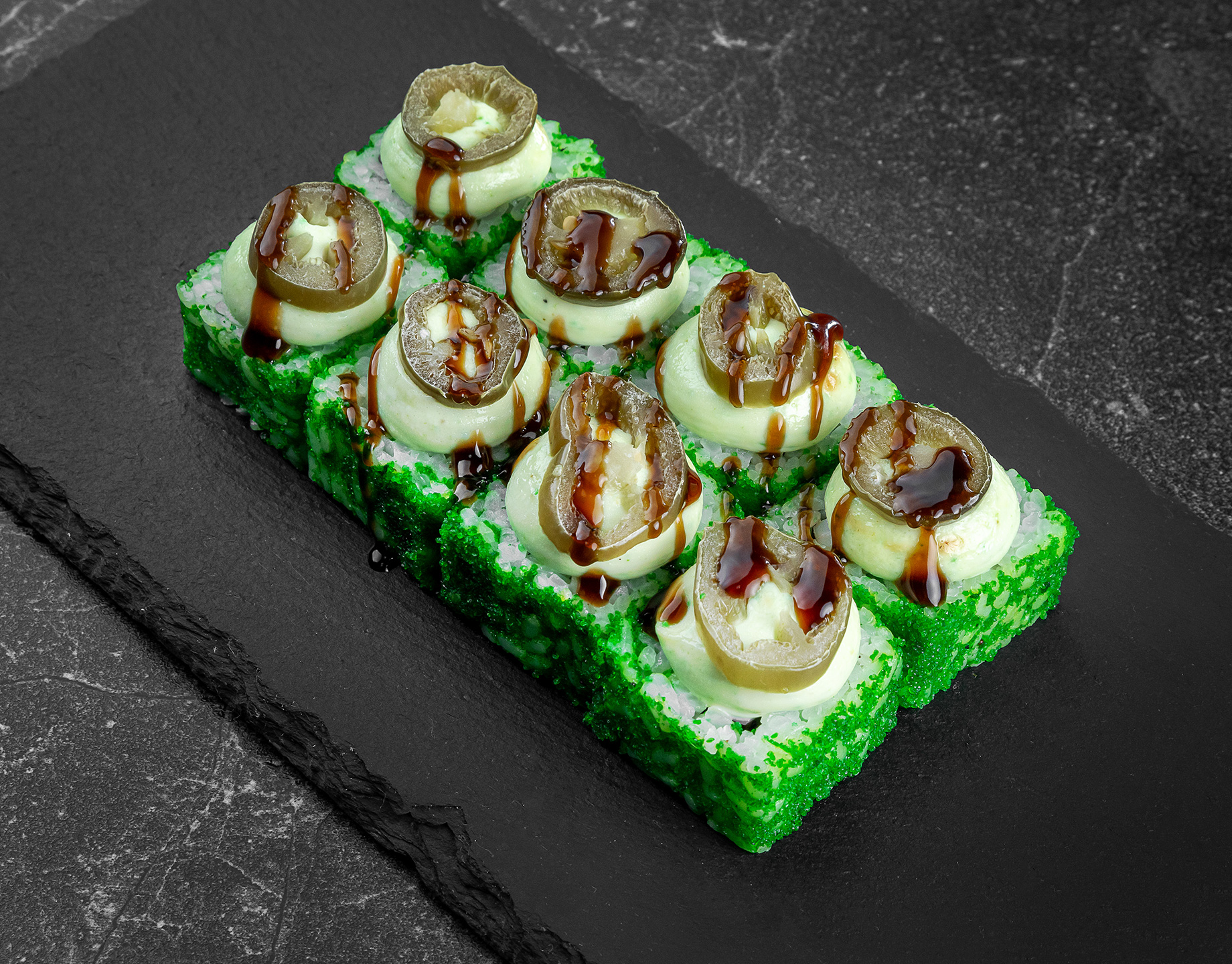 Ролл Запеченный с кальмаром и халапеньо