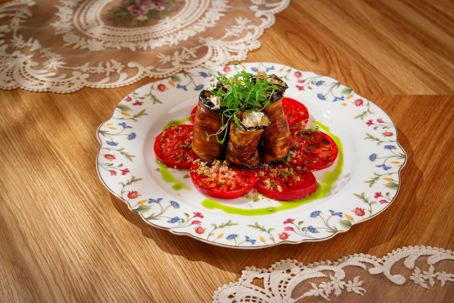 Рулетики из баклажанов с томатами