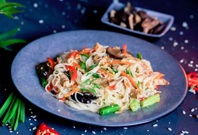 Рис. лапша с курицей и крев. в слив-чесноч соусе