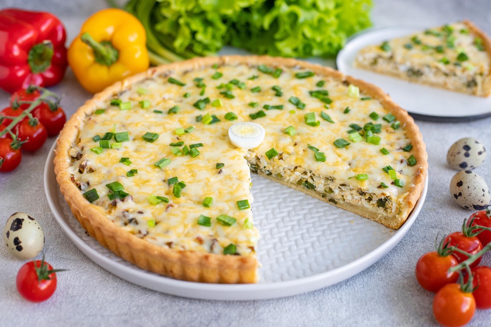 Киш с зелёным луком и яйцом