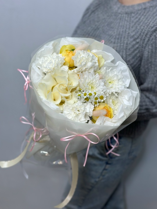 Букет с кустовой хризантемой ,пионовидной кустовой розой ,французской розой и ромашками