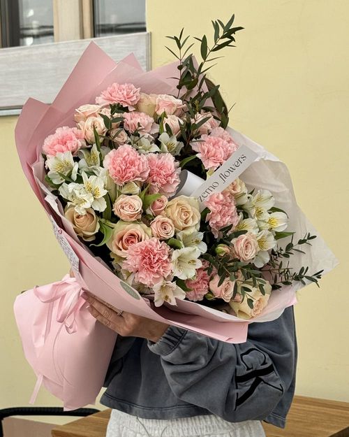 Букет из альстромерий, роз и диантусов