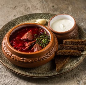 Борщ с говядиной и сметаной