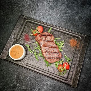 Стейк Нью-йорк с перечным соусом