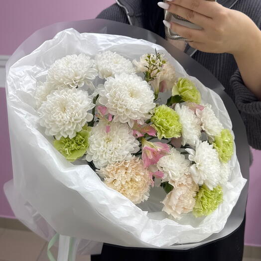 Пышный сборный букет цветов