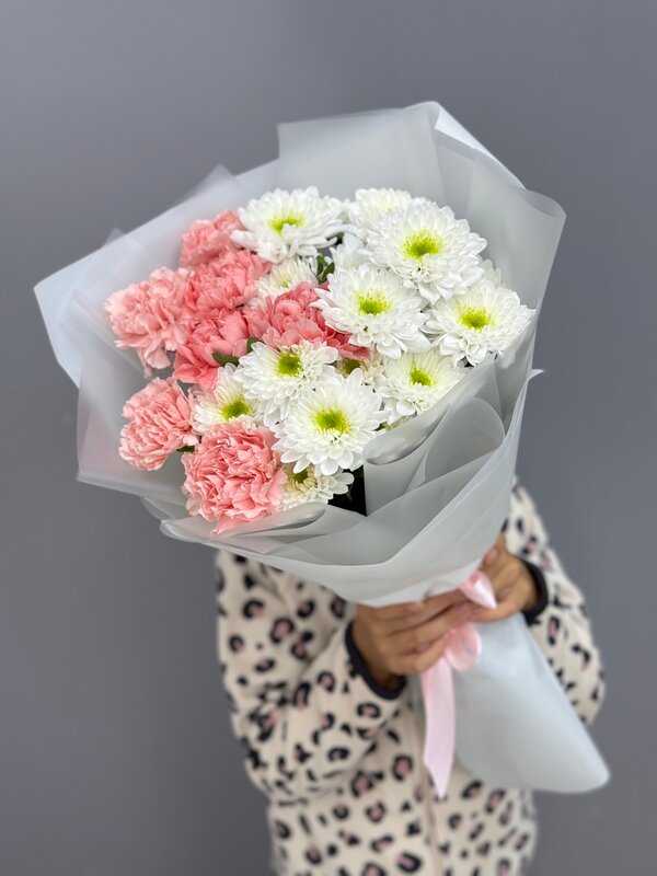 Букет из 7 диантусов и 2 кустовых хризантемы с рускусом в нежной упаковке