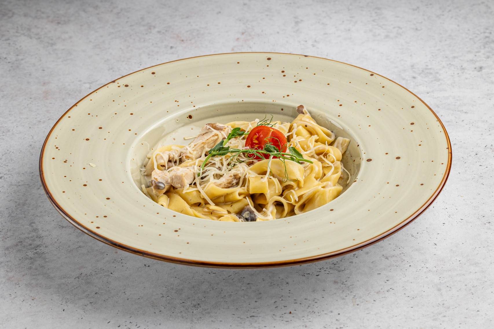 Паста с курицей и лесными грибами