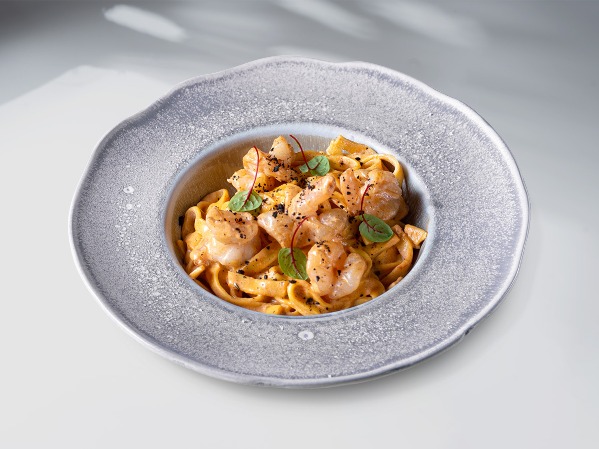 Паста с креветками в сливочно-томатном соусе