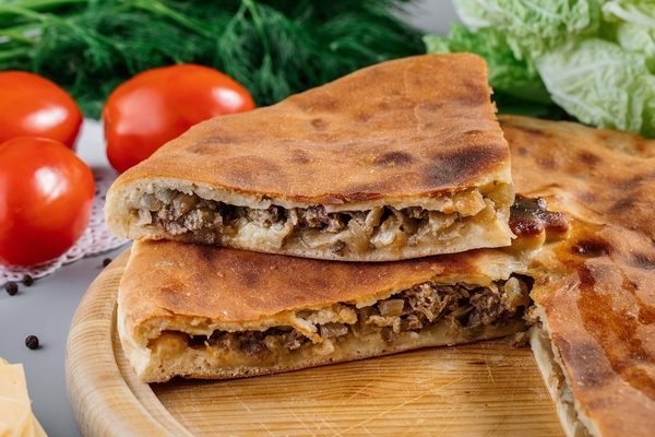 Осетинский с фаршем и луком