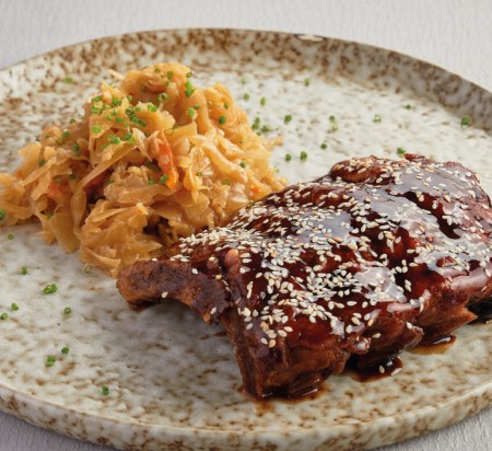 Свиные рёбра BBQ с тушёной квашеной капустой