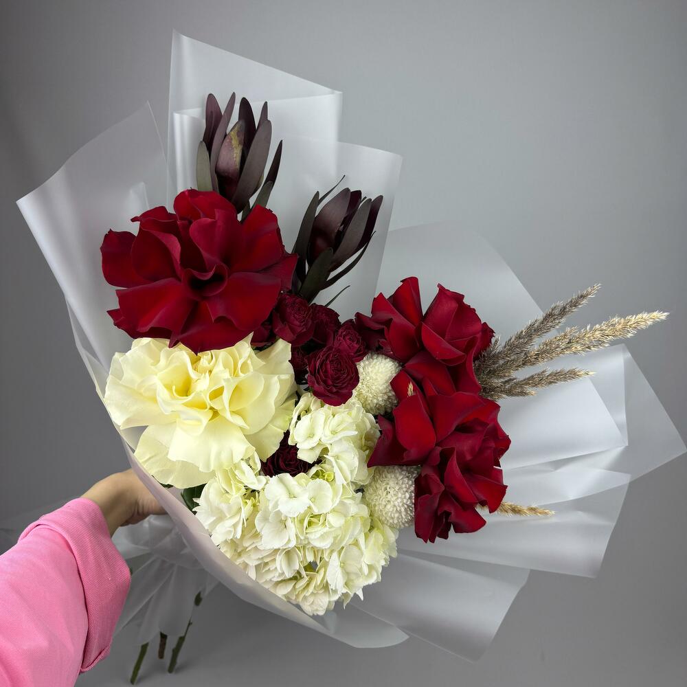 Букет из роз, гортензии, хризантем, куст. роз