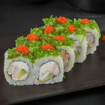 Чука ролл с тигровыми креветками и тобико