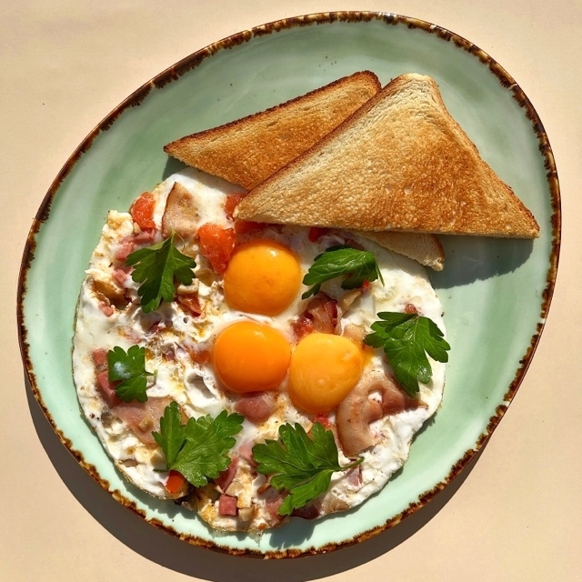 Яичница из трёх яиц с беконом и томатами