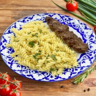 Люля-кебаб с макаронами и томат. соусом