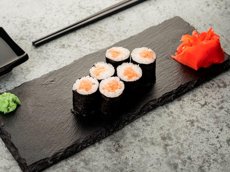 Ролл с лососем