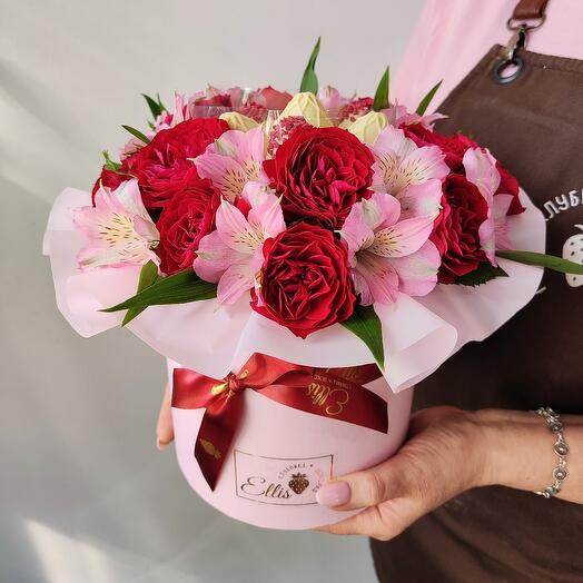 Букет из клубники с цветами в шляпной коробке