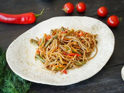 Вок с овощами и гречневой лапшой