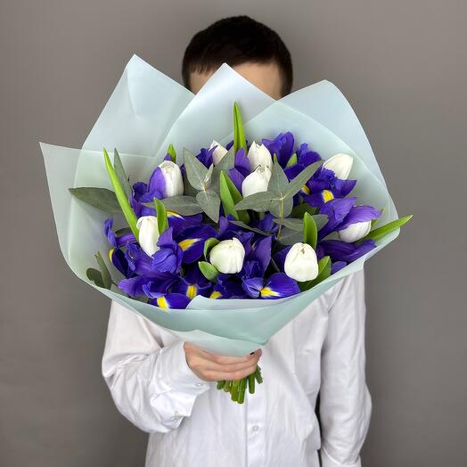 Букет белоснежных тюльпанов и ирисов