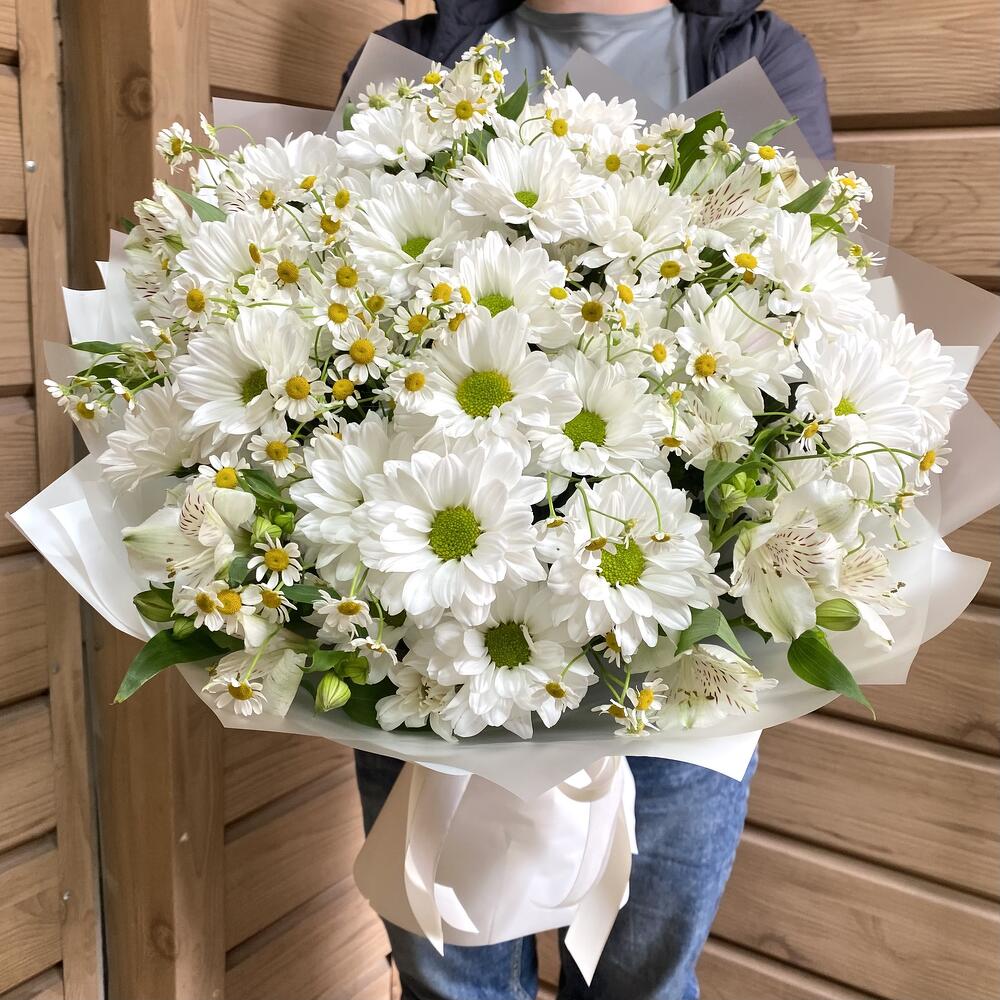 Букет из хризантем, альстромерий и ромашек