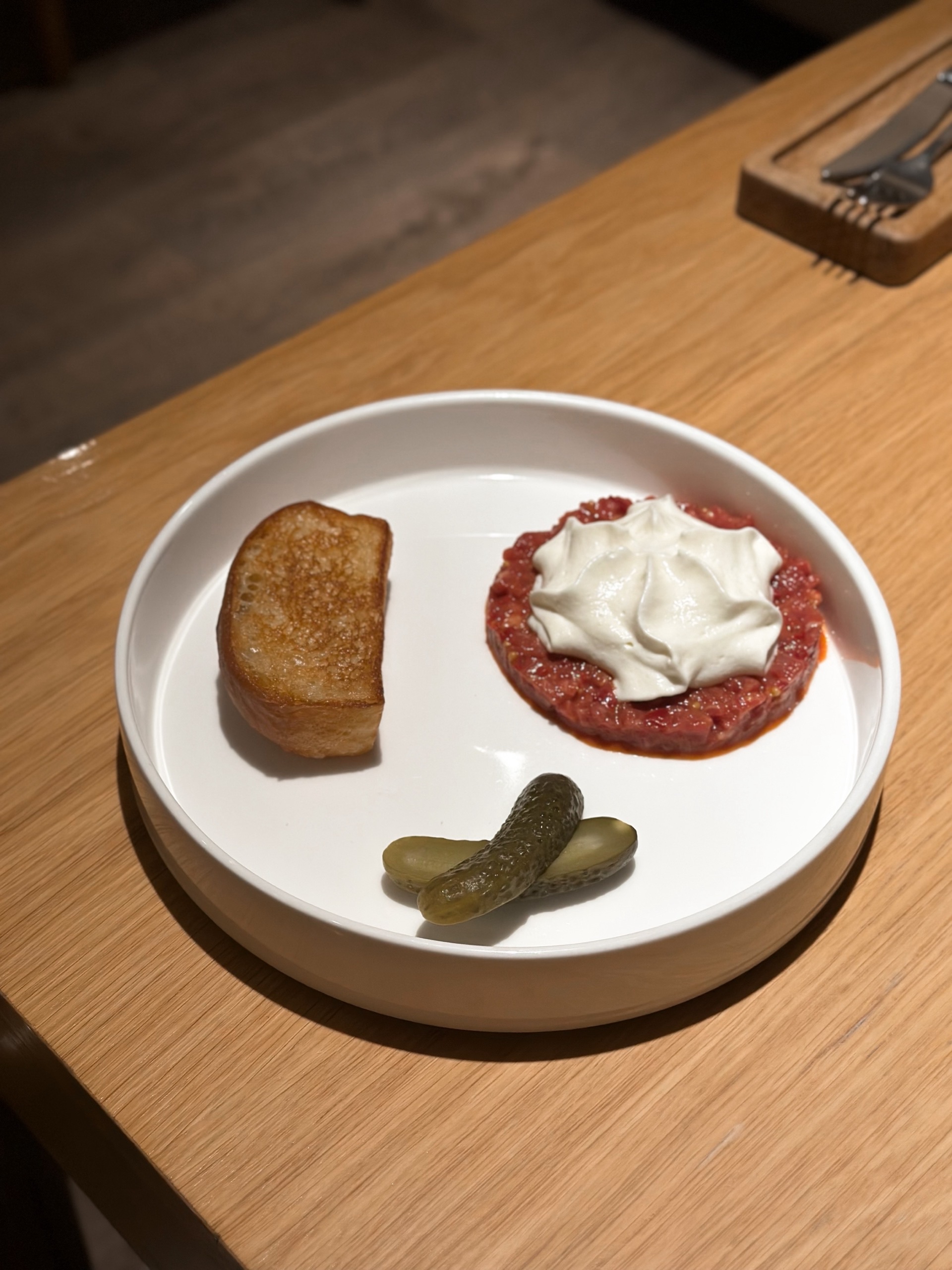 Тартар из говядины с муссом из феты