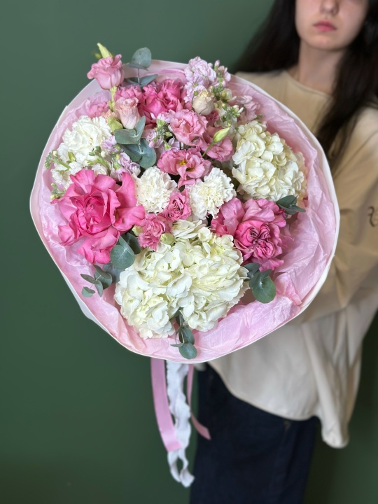 Круглый букет с гортензиями ,розами Кантри ,маттиолой и эустомой