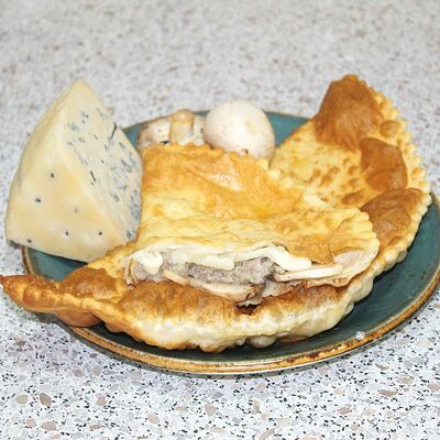 Чебурек с говяд, свин, сыром, грибами