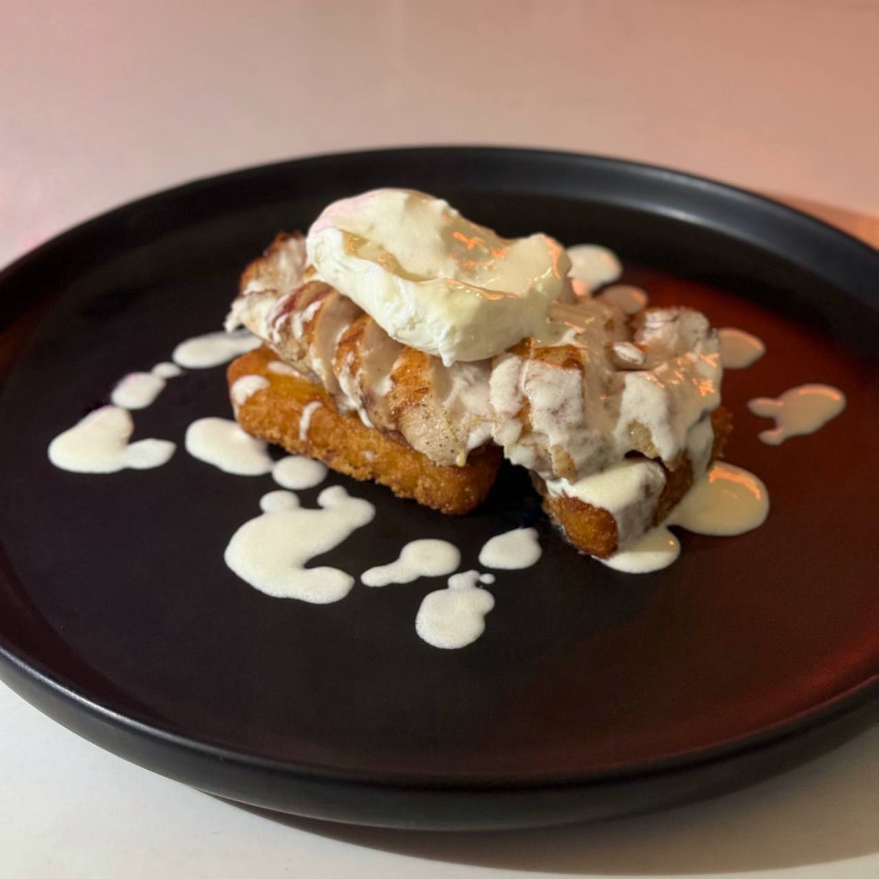 Куриная грудка с яйцом пашот и хашбраун