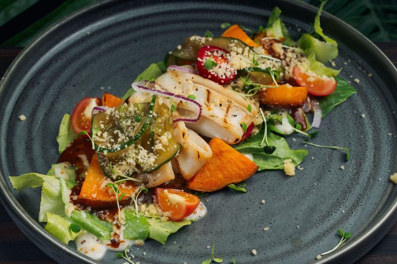 Салат с кальмаром гриль