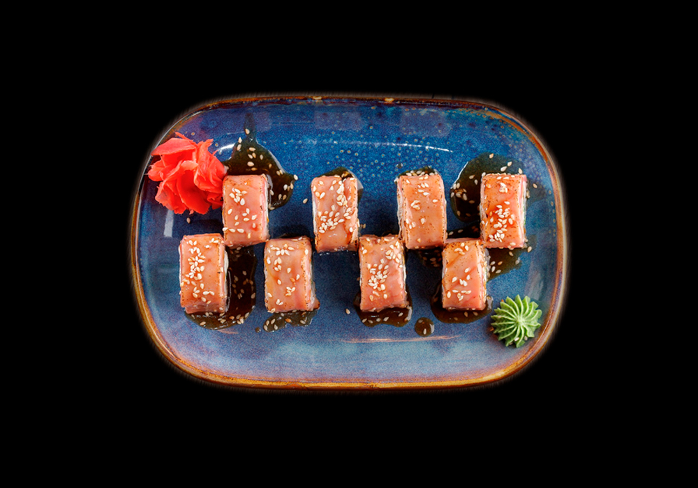 Ролл с опаленным тунцом и соусом кунжутный чили