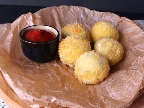 Куриные крокеты с сыром и соусом
