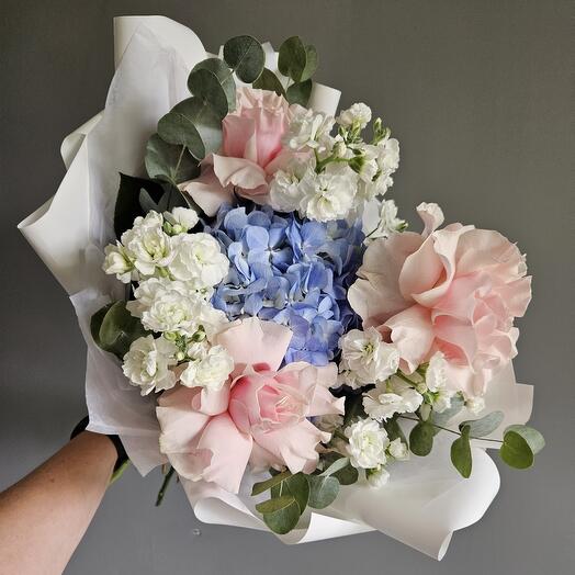 Авторский букет французская роза, маттиола, гортензия и эвкалипт