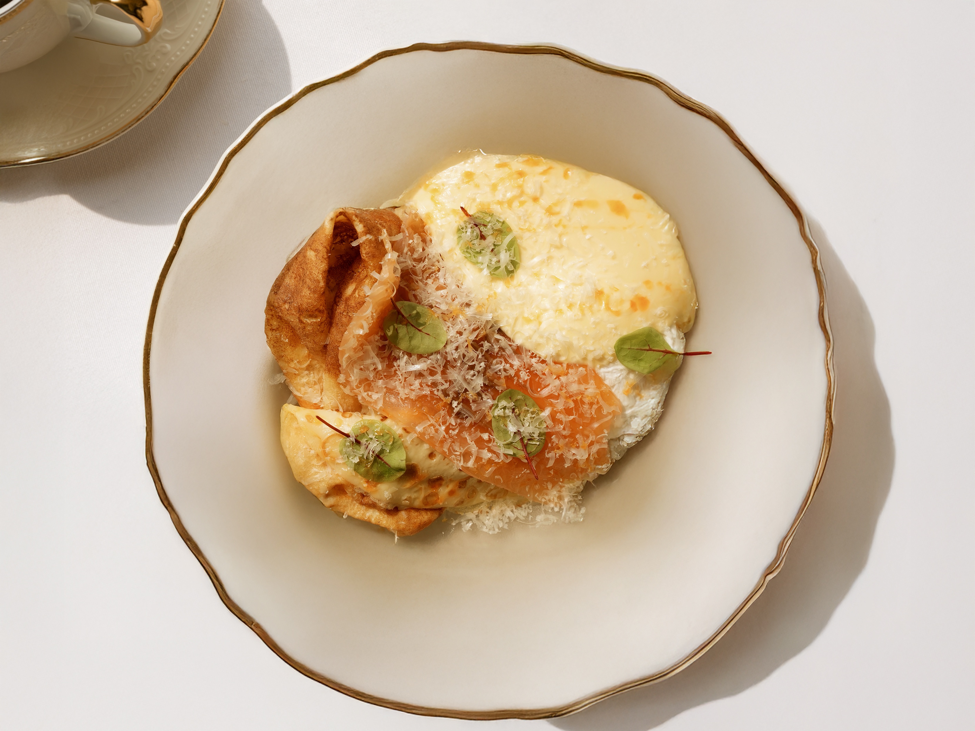 Блины с лососем и муссом голландез