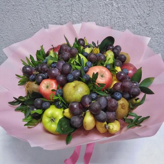 Букет фруктовый с грушами, яблоками и виноградом