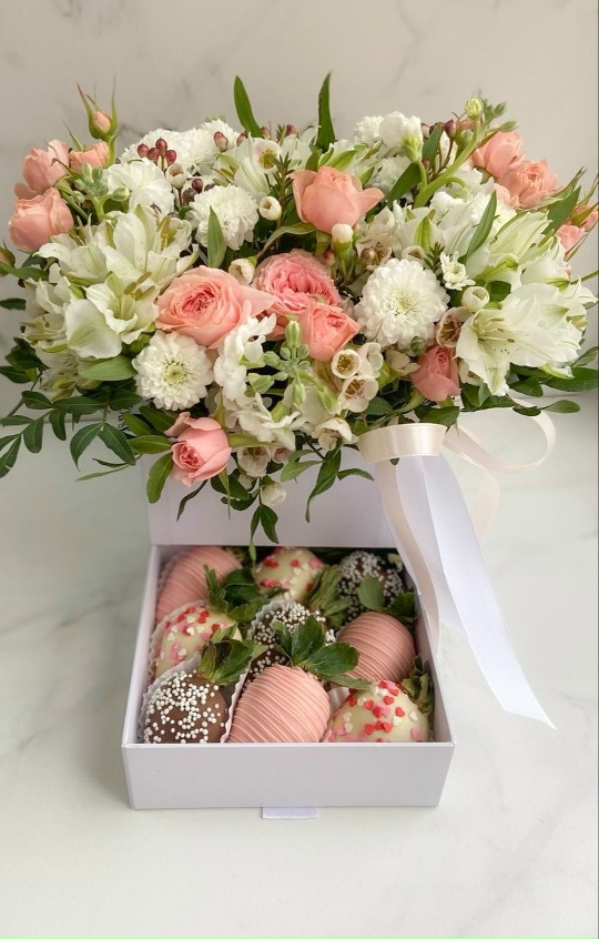 Нежная композиция с клубничкой