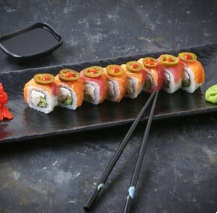 Ролл с халапеньо, лососем и авокадо под соусом унаги