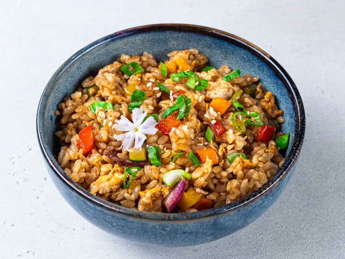 Жареный рис с овощами