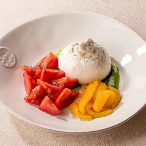 Буррата с томатами и печеным перцем