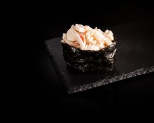 Гункан со снежным крабом