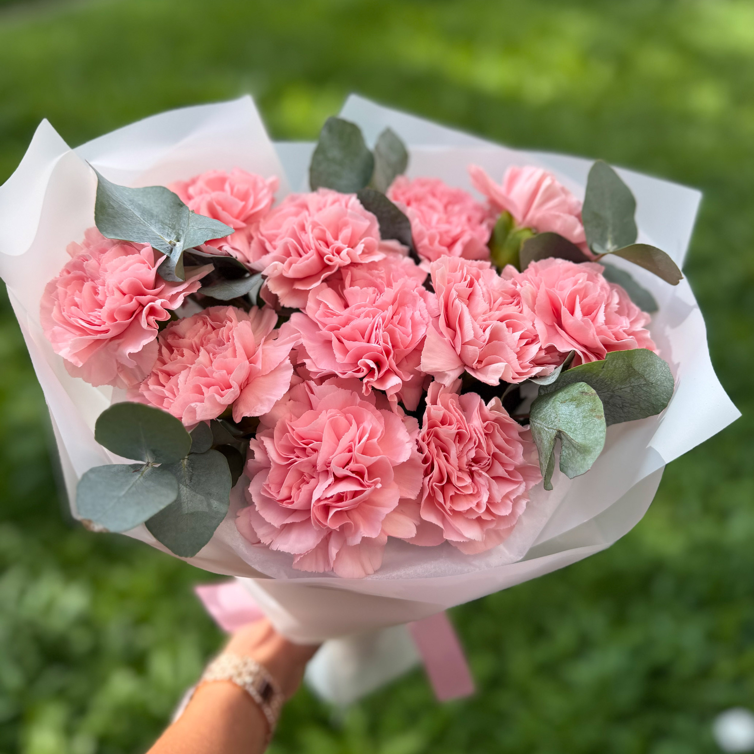 11 розовых диантусов с эвкалиптом