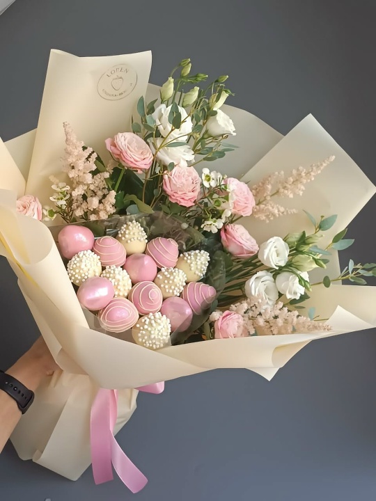 Букет "Клубника и цветы "