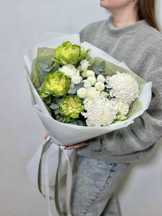 Букет с хризантемой бигуди, хризантемой ньютон и розой Вегги