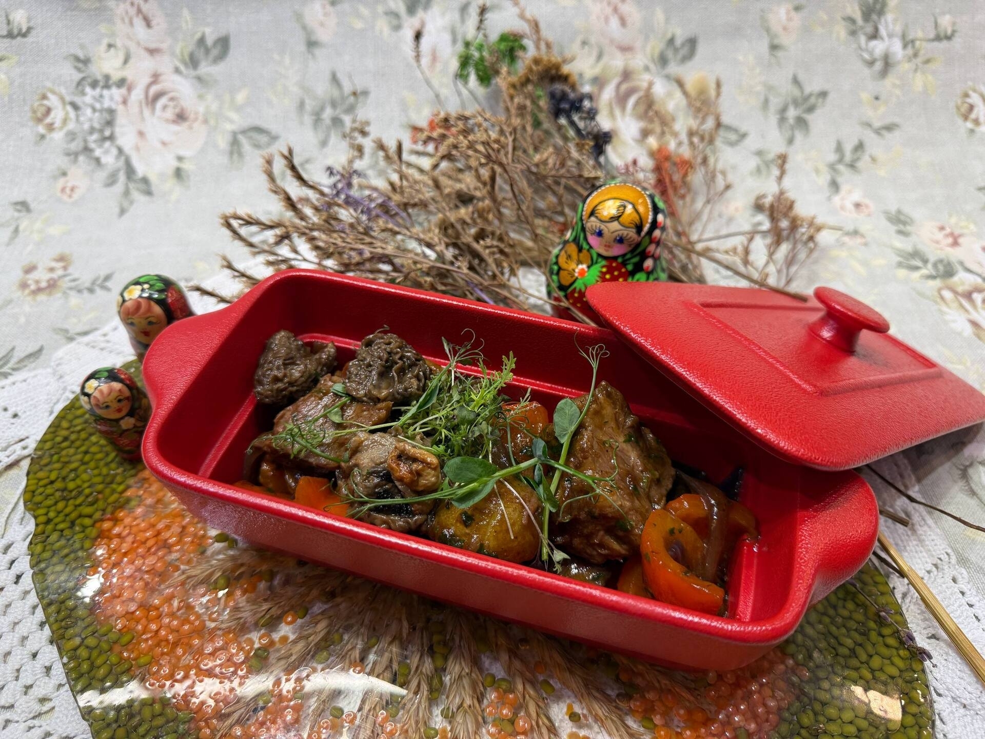 Жаркое из говядины с овощами и сморчками