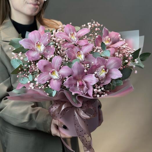 Розовая орхидея и гипсофила в шляпной коробке