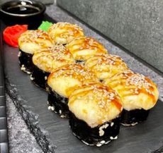 Запеченный ролл с лососем