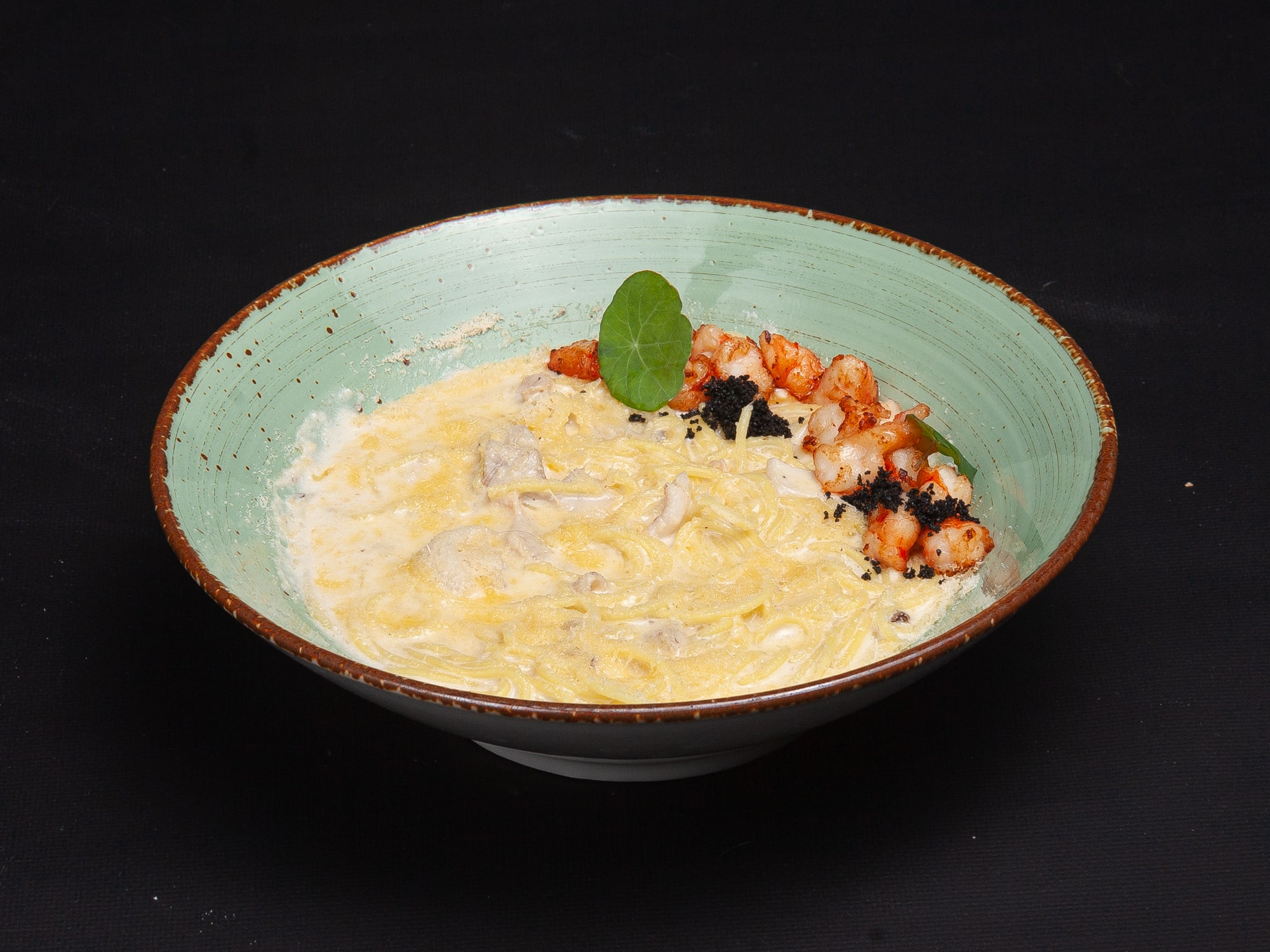 Паста с кальмаром и креветками