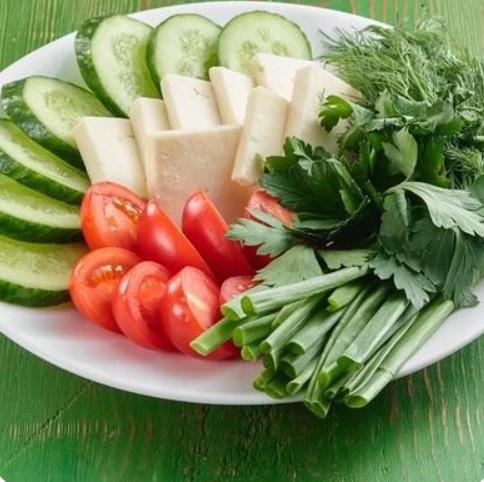 Закуску к мясу из брынзы с овощами и зеленью