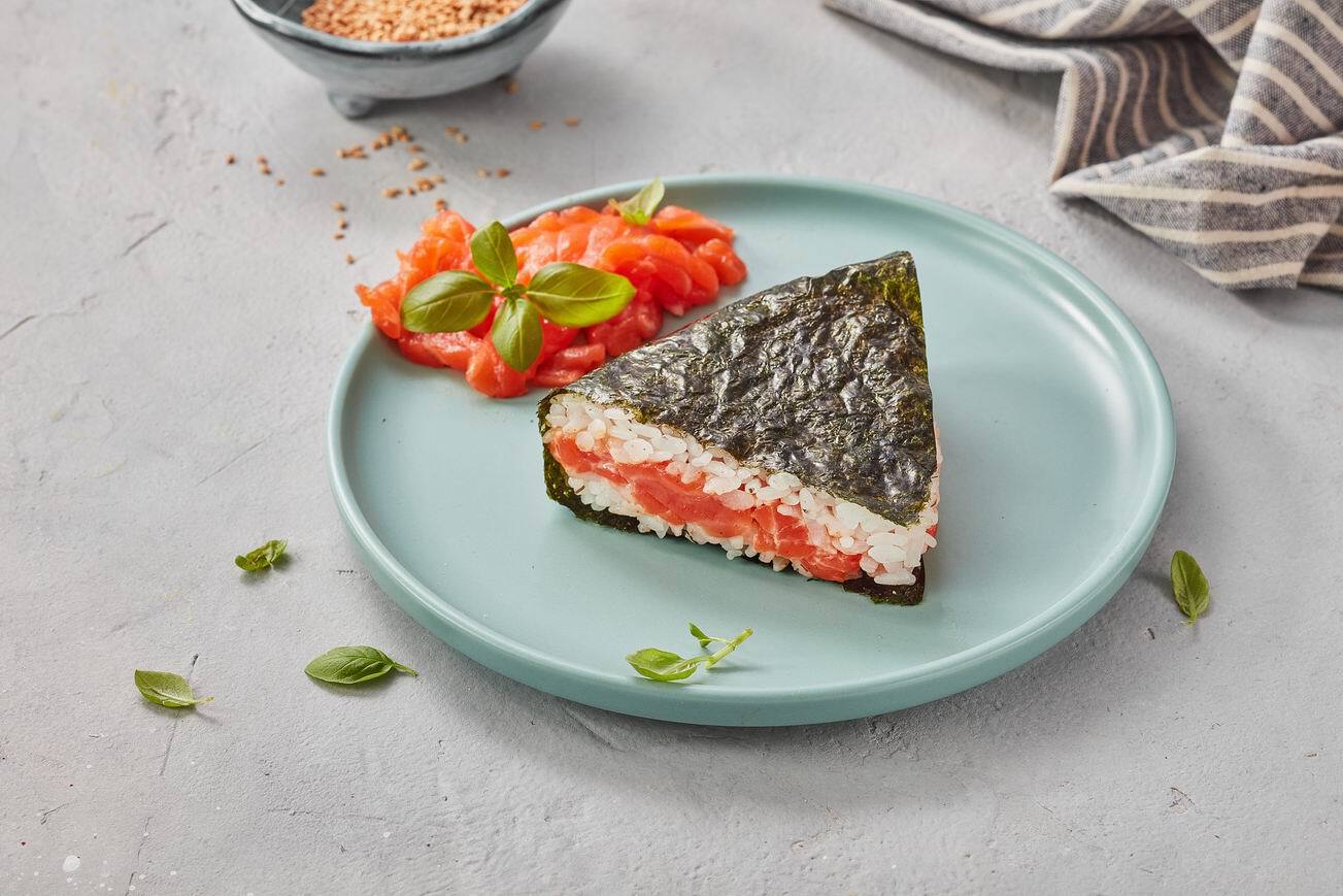 Онигири с лососем спайси